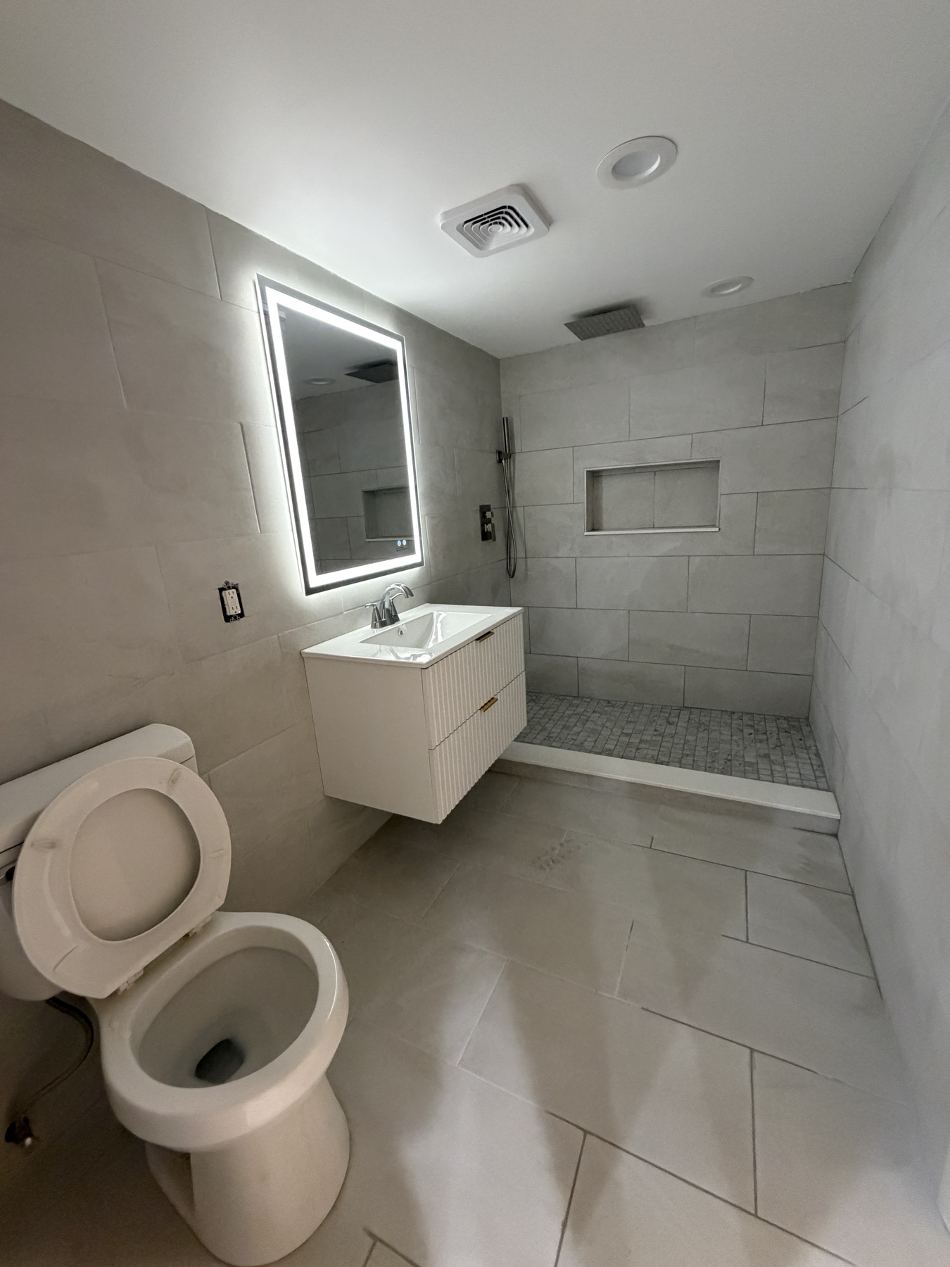 Clean, open design — Modern Walk-In Bath by Alpha Handyworks